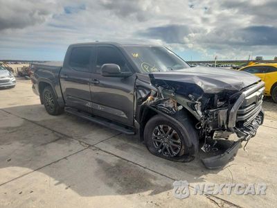 Czwarte zdjęcie samochodu z boku: 2025 TOYOTA TUNDRA CREWMAX SR5 VIN:5TFLA5ABXSX048588 - miniatura