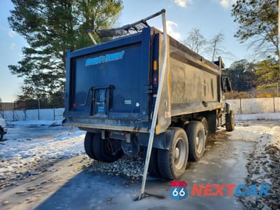 Czwarte zdjęcie samochodu z boku: 2022 VOLVO VHD DUMP TRUCK VIN:4V5KC9EH0NN601762 - miniatura