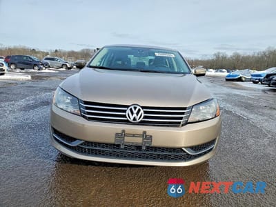 Piąte zdjęcie samochodu w środku: 2015 VOLKSWAGEN PASSAT S VIN:1VWAT7A3XFC013811 - miniatura