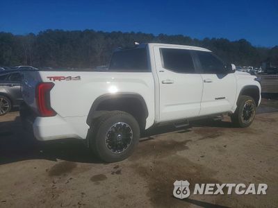 Trzecie zdjęcie samochodu z tyłu: 2024 TOYOTA TUNDRA CREWMAX SR VIN:5TFLA5DB3RX166231 - miniatura