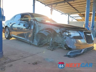 Czwarte zdjęcie samochodu z boku: 2016 CHRYSLER 300 LIMITED VIN:2C3CCAAG0GH206693 - miniatura