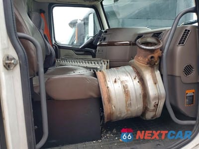 Piąte zdjęcie samochodu w środku: 2018 VOLVO VNL SEMI TRUCK VIN:4V4N39TG0JN892723 - miniatura