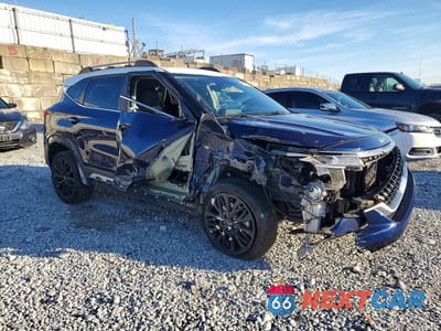 Czwarte zdjęcie samochodu z boku: 2023 KIA SELTOS NIGHTFALL VIN:KNDEUCA26P7351038 - miniatura