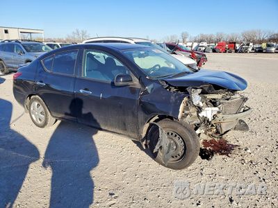Czwarte zdjęcie samochodu z boku: 2013 NISSAN VERSA S VIN:3N1CN7AP9DL843211 - miniatura