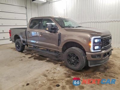 Czwarte zdjęcie samochodu z boku: 2023 FORD F250 SUPER DUTY VIN:1FT8W2BN8PEC25124 - miniatura