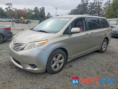 2017 TOYOTA SIENNA LE 5TDKZ3DC5HS887558 - główne zdjęcie licytacji z USA - miniatura