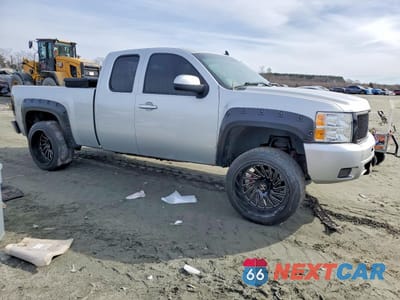 Czwarte zdjęcie samochodu z boku: 2013 CHEVROLET SILVERADO K1500 LT VIN:1GCRKSE75DZ275707 - miniatura