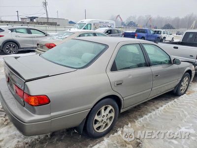 Trzecie zdjęcie samochodu z tyłu: 2000 TOYOTA CAMRY LE VIN:4T1BF28K7YU102730 - miniatura