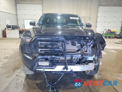 Piąte zdjęcie samochodu w środku: 2025 TOYOTA TACOMA SR5 VIN:3TMLB5JN7SM159015 - miniatura