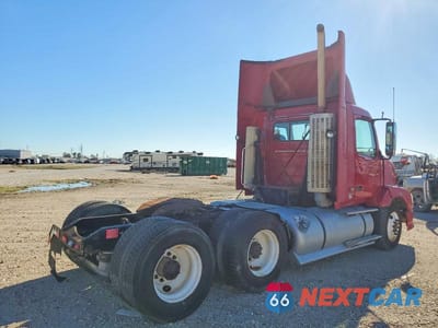 Czwarte zdjęcie samochodu z boku: 2014 VOLVO VNL SEMI TRUCK VIN:4V5NC9UG1EN147091 - miniatura