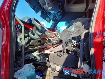 Piąte zdjęcie samochodu w środku: 2020 FREIGHTLINER CASCADIA 1 - SEMI TRUCK VIN:1FUJHHDR9LLMC4658 - miniatura
