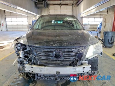 Piąte zdjęcie samochodu w środku: 2018 NISSAN PATHFINDER S VIN:5N1DR2MM0JC626238 - miniatura