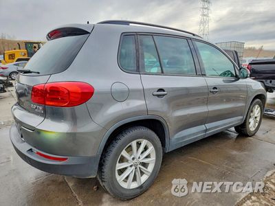Trzecie zdjęcie samochodu z tyłu: 2015 VOLKSWAGEN TIGUAN S VIN:WVGBV7AX1FW517260 - miniatura