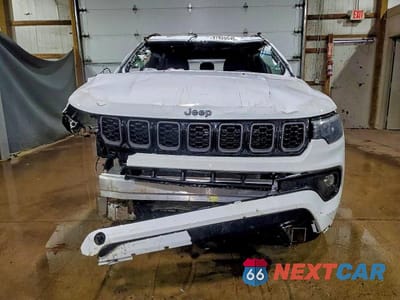 Piąte zdjęcie samochodu w środku: 2025 JEEP COMPASS LATITUDE VIN:3C4NJDBN7ST617713 - miniatura