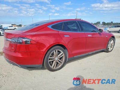 Trzecie zdjęcie samochodu z tyłu: 2013 TESLA MODEL S VIN:5YJSA1CG6DFP20947 - miniatura