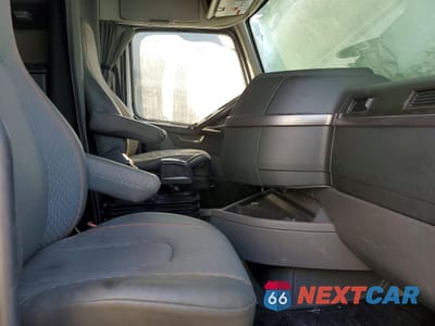 Piąte zdjęcie samochodu w środku: 2023 VOLVO WHEB SEMI TRUCK VIN:4V4NC9EJXPN611013 - miniatura