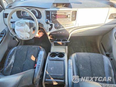 Zdjęcie 8 z 13 samochodu: 2013 TOYOTA SIENNA SPORT VIN:5TDXK3DCXDS345389 - miniatura