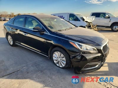 Czwarte zdjęcie samochodu z boku: 2017 HYUNDAI SONATA HYBRID VIN:KMHE24L10HA046828 - miniatura