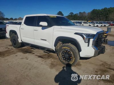 Czwarte zdjęcie samochodu z boku: 2024 TOYOTA TUNDRA CREWMAX SR VIN:5TFLA5DB3RX166231 - miniatura