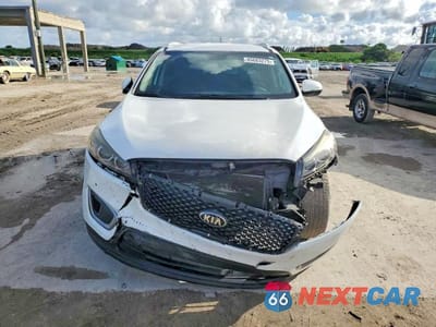Piąte zdjęcie samochodu w środku: 2017 KIA SORENTO LX VIN:5XYPG4A36HG235745 - miniatura