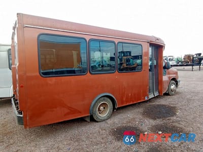 Trzecie zdjęcie samochodu z tyłu: 2020 CHEVROLET EXPRESS G4500 SHUTTLE BUS VIN:1HA6GUBB4LN005572 - miniatura