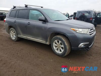 Czwarte zdjęcie samochodu z boku: 2013 TOYOTA HIGHLANDER BASE VIN:5TDBK3EH5DS180730 - miniatura