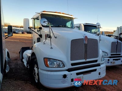 2017 KENWORTH CONSTRUCTION T400 3BKBA28X0HF158957 - główne zdjęcie licytacji z USA - miniatura