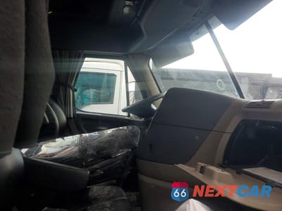 Piąte zdjęcie samochodu w środku: 2016 FREIGHTLINER CASCADIA 125 SEMI TRUCK VIN:3AKJGLD54GSGS2004 - miniatura
