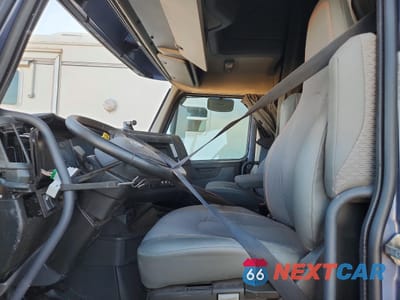Piąte zdjęcie samochodu w środku: 2025 VOLVO VN VNL VIN:4V4NC9EH3SN669499 - miniatura