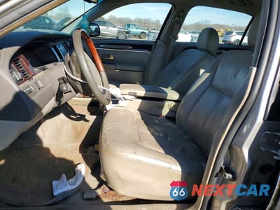 Zdjęcie 7 z 12 samochodu: 2007 LINCOLN TOWN CAR SIGNATURE LIMITED VIN:1LNHM82W37Y633686 - miniatura