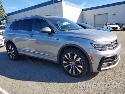 Czwarte zdjęcie samochodu z boku: 2019 VOLKSWAGEN TIGUAN SEL PREMIUM VIN:3VV4B7AX1KM192904 - miniatura