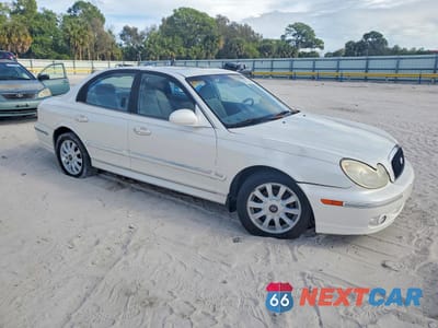 Czwarte zdjęcie samochodu z boku: 2004 HYUNDAI SONATA GLS VIN:KMHWF35H94A061903 - miniatura