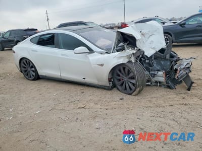 Czwarte zdjęcie samochodu z boku: 2013 TESLA MODEL S VIN:5YJSA1CP7DFP08029 - miniatura