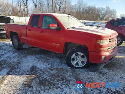 Czwarte zdjęcie samochodu z boku: 2018 CHEVROLET SILVERADO K1500 LT VIN:1GCVKREC3JZ115440 - miniatura