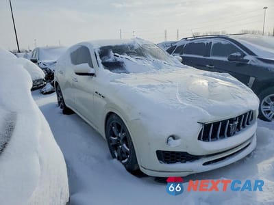 Czwarte zdjęcie samochodu z boku: 2019 MASERATI LEVANTE VIN:ZN661XUA7KX318693 - miniatura