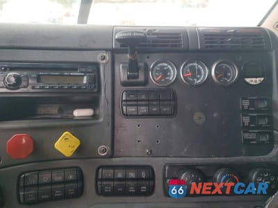 Zdjęcie 9 z 10 samochodu: 2016 FREIGHTLINER CASCADIA 125 SEMI TRUCK VIN:3AKJGLD54GSGS2004 - miniatura