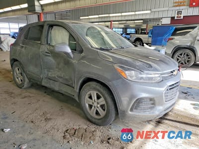 Czwarte zdjęcie samochodu z boku: 2020 CHEVROLET TRAX LS VIN:3GNCJKSB2LL185980 - miniatura