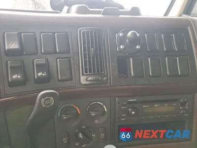 Zdjęcie 9 z 10 samochodu: 2015 VOLVO VNL SEMI TRUCK VIN:4V4NC9EH7FN139008 - miniatura