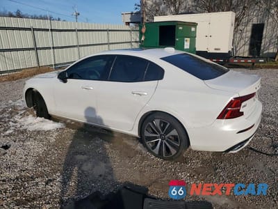 Drugie zdjęcie samochodu z przodu: 2022 VOLVO S60 B5 MOMENTUM VIN:7JRL12FZ9NG154167 - miniatura