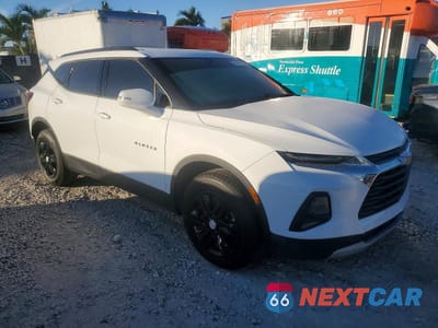 Czwarte zdjęcie samochodu z boku: 2021 CHEVROLET BLAZER 3LT VIN:3GNKBDRS3MS510251 - miniatura