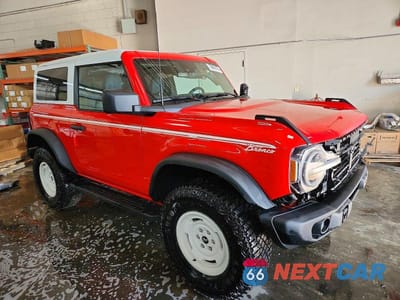 Czwarte zdjęcie samochodu z boku: 2024 FORD BRONCO HERITAGE VIN:1FMDE4CP6RLA28900 - miniatura