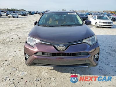 Piąte zdjęcie samochodu w środku: 2017 TOYOTA RAV4 XLE VIN:2T3RFREV8HW600867 - miniatura