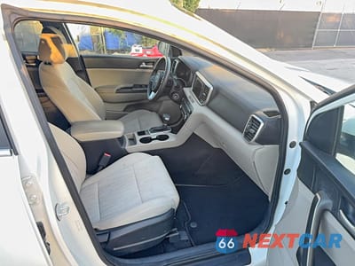 Piąte zdjęcie samochodu w środku: 2020 KIA SPORTAGE LX VIN:KNDPMCAC9L7699024 - miniatura