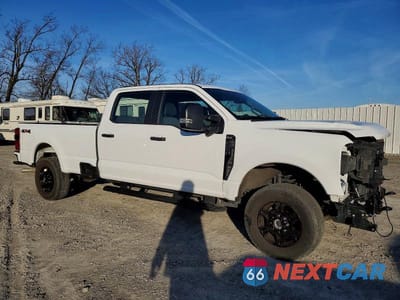 Czwarte zdjęcie samochodu z boku: 2023 FORD F250 SUPER DUTY VIN:1FT8W2BN3PED84570 - miniatura