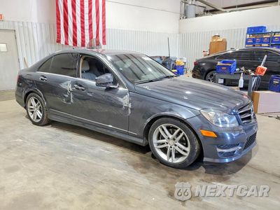 Czwarte zdjęcie samochodu z boku: 2014 MERCEDES-BENZ C 250 VIN:WDDGF4HB4EG226850 - miniatura