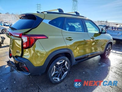 Trzecie zdjęcie samochodu z tyłu: 2024 KIA SELTOS SX VIN:KNDETCA71R7527950 - miniatura