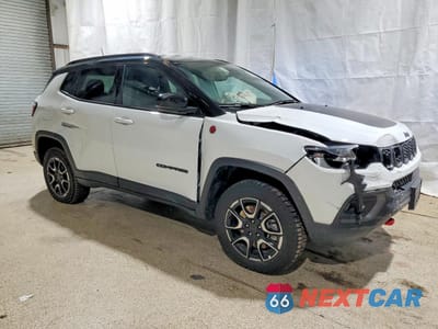 Czwarte zdjęcie samochodu z boku: 2025 JEEP COMPASS TRAILHAWK VIN:3C4NJDDN5ST564250 - miniatura