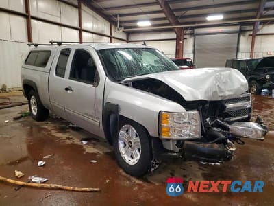 Czwarte zdjęcie samochodu z boku: 2013 CHEVROLET SILVERADO K1500 LT VIN:1GCRKSE76DZ413786 - miniatura