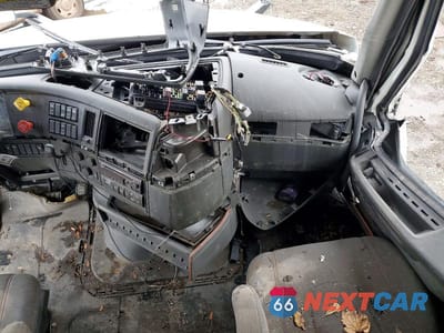 Piąte zdjęcie samochodu w środku: 2021 VOLVO VNL SEMI TRUCK VIN:4V4NC9EH8MN281350 - miniatura