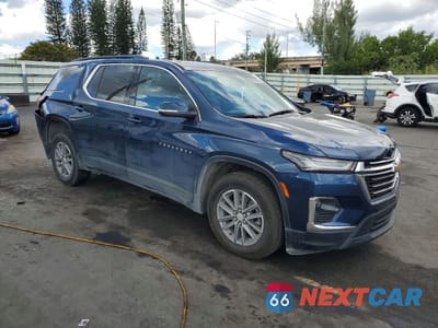 Czwarte zdjęcie samochodu z boku: 2023 CHEVROLET TRAVERSE LT VIN:1GNERGKW3PJ116231 - miniatura